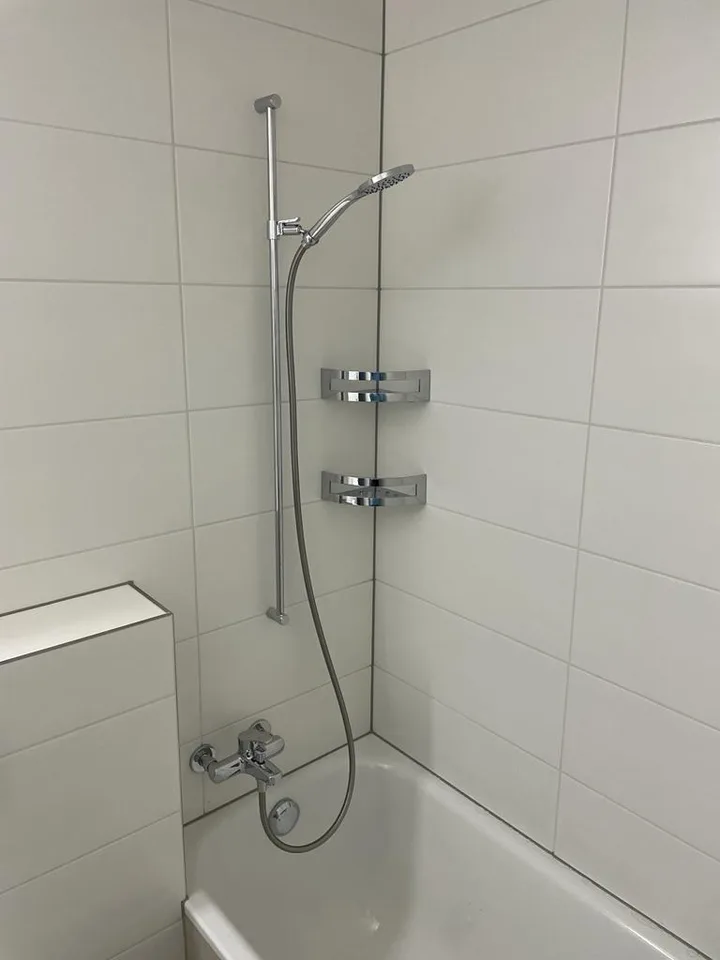 TOP OPPORTUNITY AVAILABLE IMMEDIATELY: Large, bright apartment near the airport