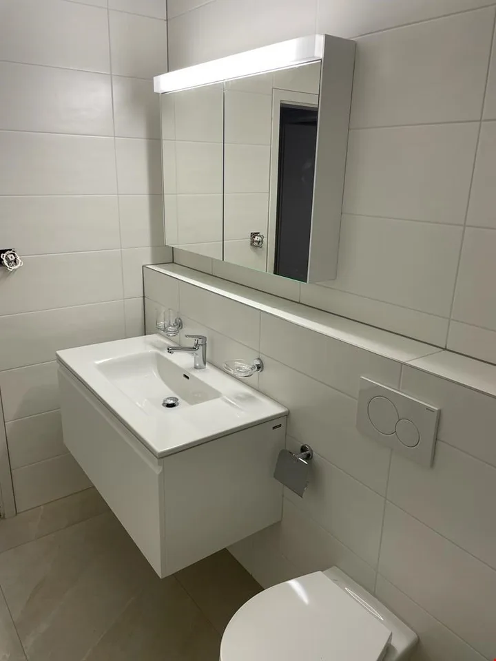 TOP OPPORTUNITY AVAILABLE IMMEDIATELY: Large, bright apartment near the airport