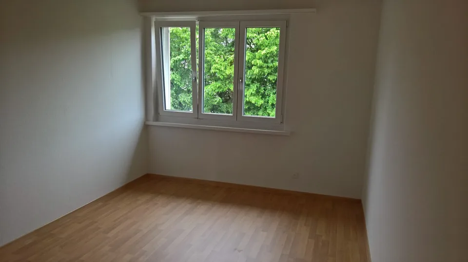 TOP OPPORTUNITY AVAILABLE IMMEDIATELY: Large, bright apartment near the airport