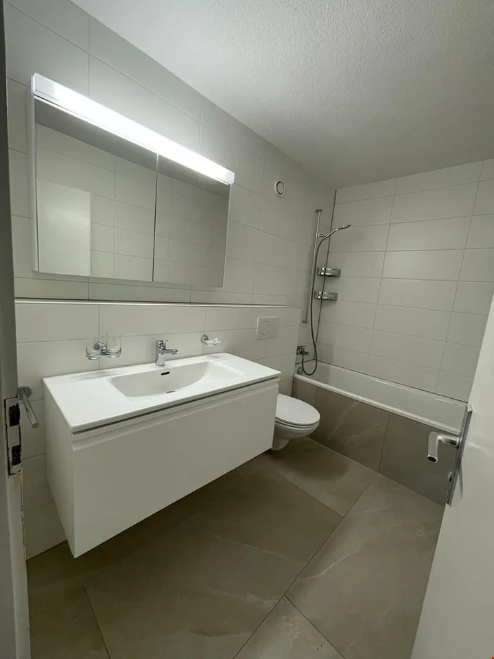 TOP OPPORTUNITY AVAILABLE IMMEDIATELY: Large, bright apartment near the airport