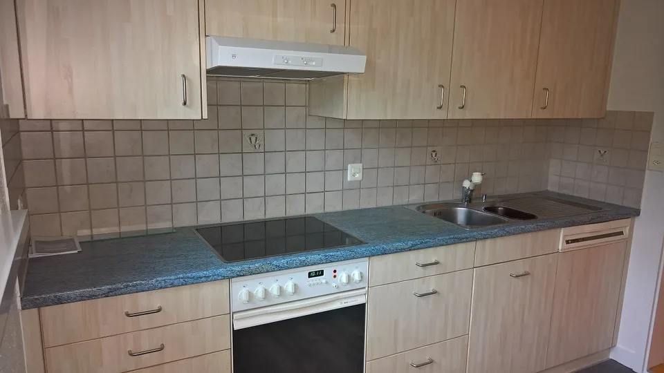 TOP OPPORTUNITY AVAILABLE IMMEDIATELY: Large, bright apartment near the airport