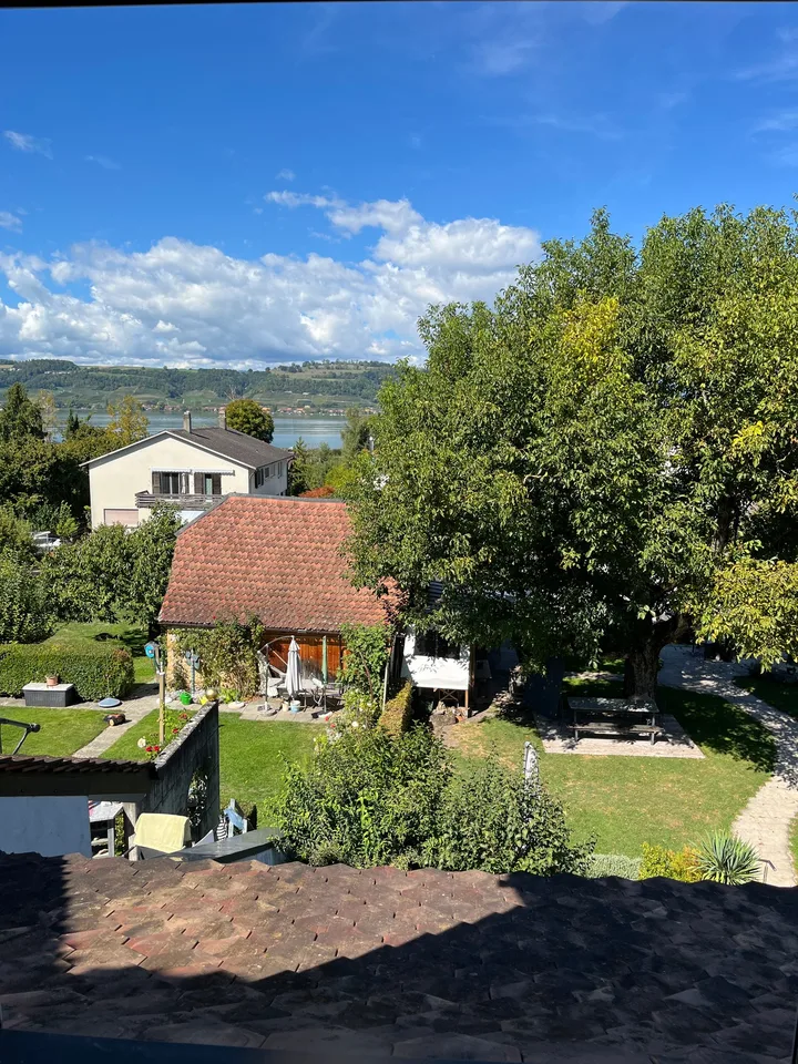 Charmant appartement de 1,5 pièces en mansarde avec vue sur le lac de Morat