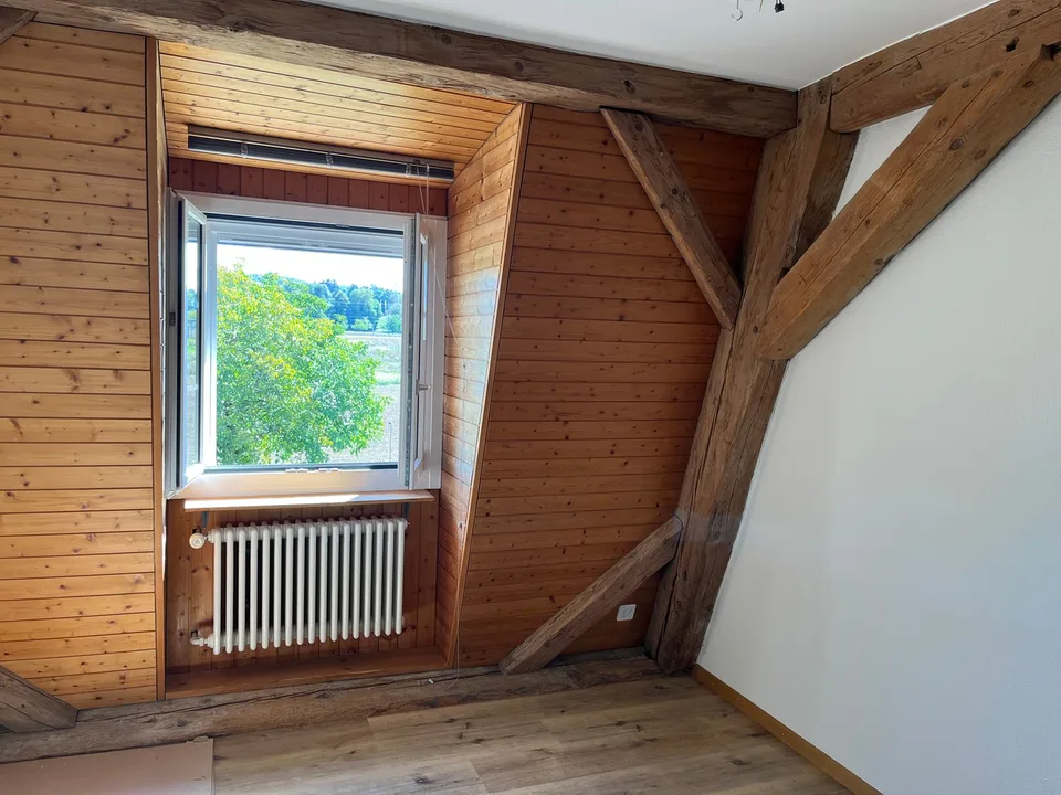 Charmant appartement de 1,5 pièces en mansarde avec vue sur le lac de Morat