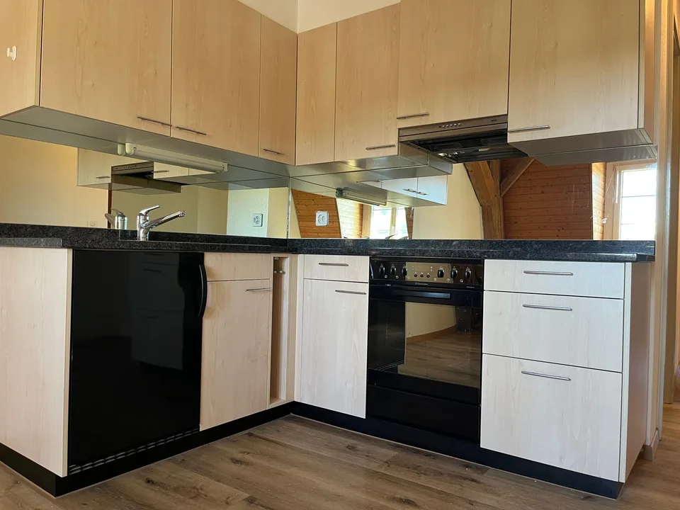 Charmant appartement de 1,5 pièces en mansarde avec vue sur le lac de Morat