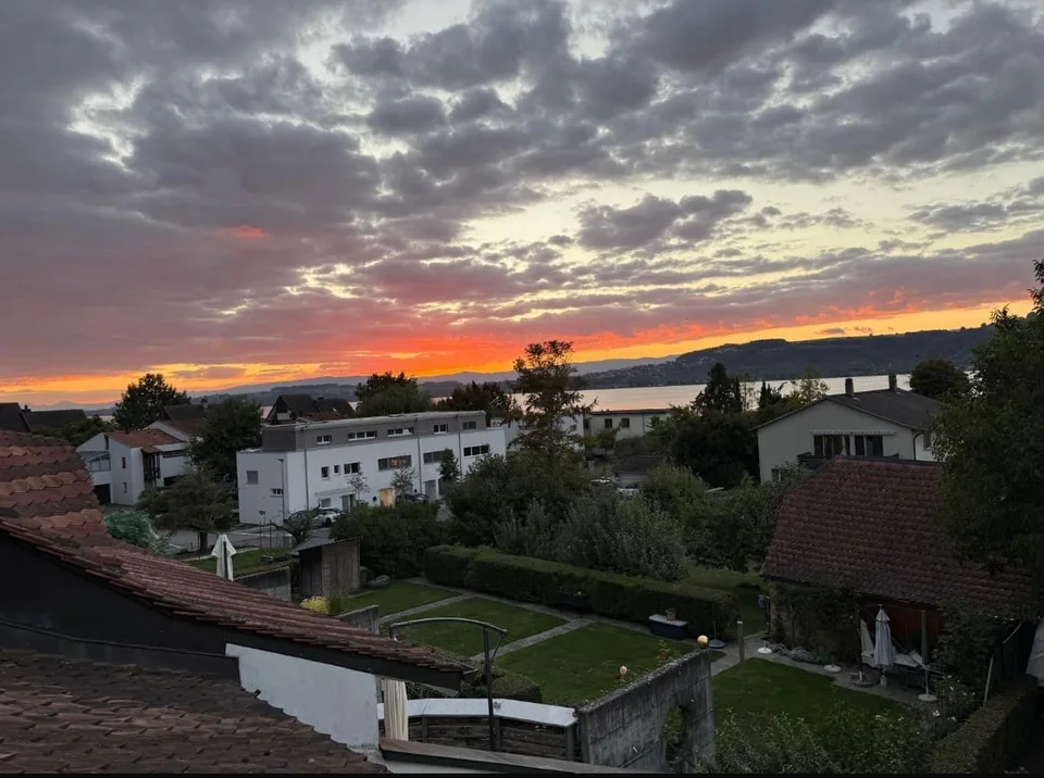 Charmant appartement de 1,5 pièces en mansarde avec vue sur le lac de Morat
