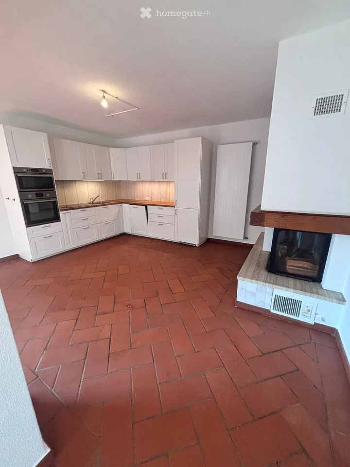 Einfamilienhaus mit 210 m², Garten und Pool.
