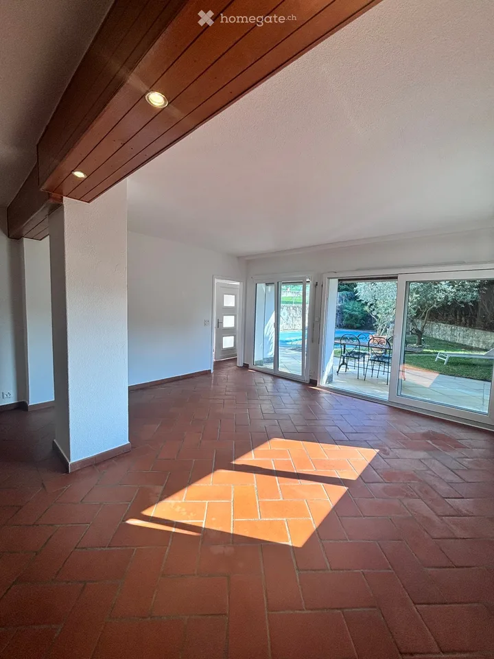 Einfamilienhaus mit 210 m², Garten und Pool.