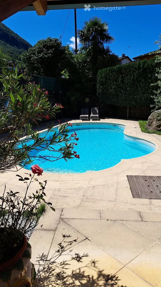 Einfamilienhaus mit 210 m², Garten und Pool.