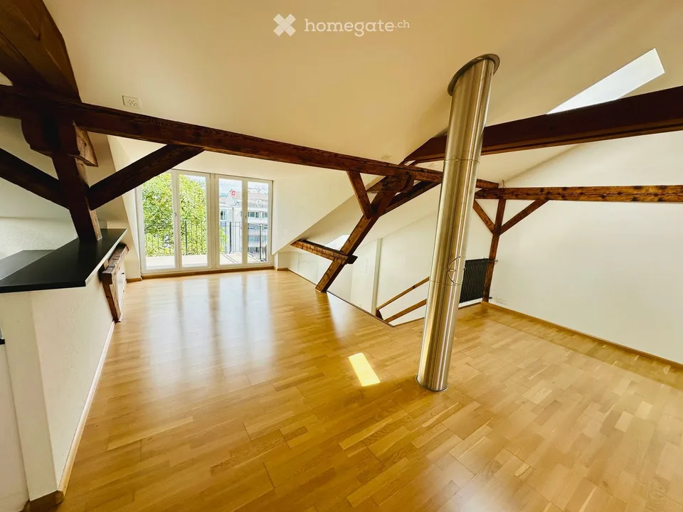 Charmante Loft-Dachwohnung im Gundeli mit Balkon