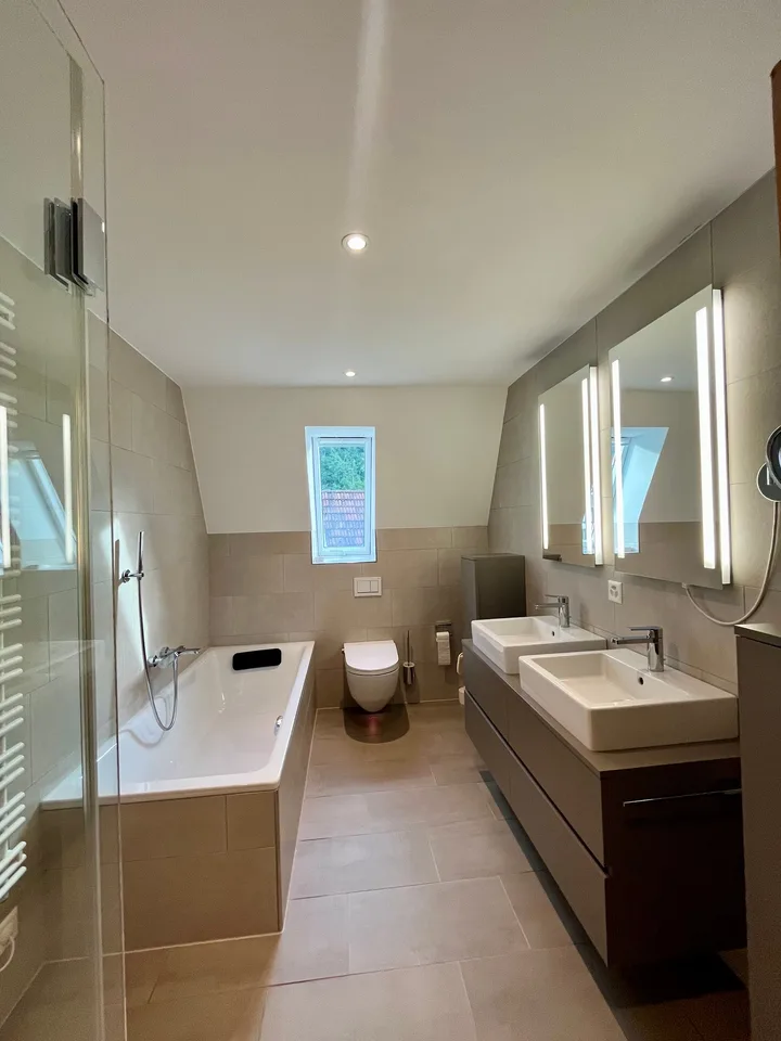 8.5-Zimmer-Maisonettewohnung mit Altbaucharme, grosser Terrasse und Garten in Hausen am Albis