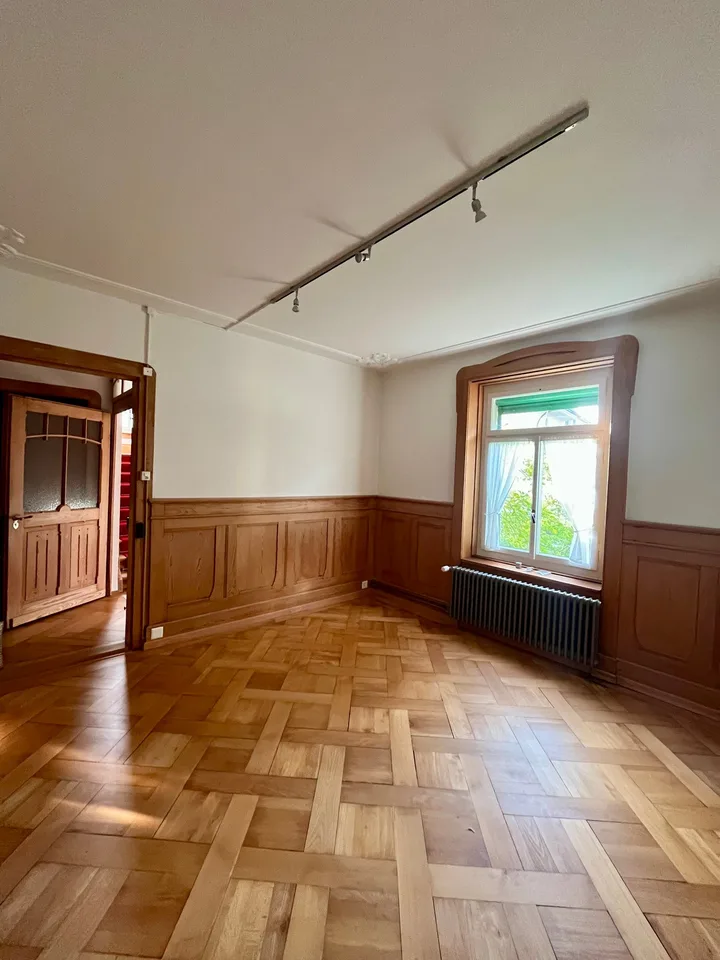 8.5-Zimmer-Maisonettewohnung mit Altbaucharme, grosser Terrasse und Garten in Hausen am Albis