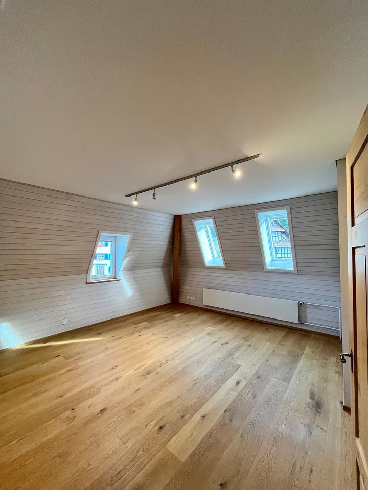 8.5-Zimmer-Maisonettewohnung mit Altbaucharme, grosser Terrasse und Garten in Hausen am Albis