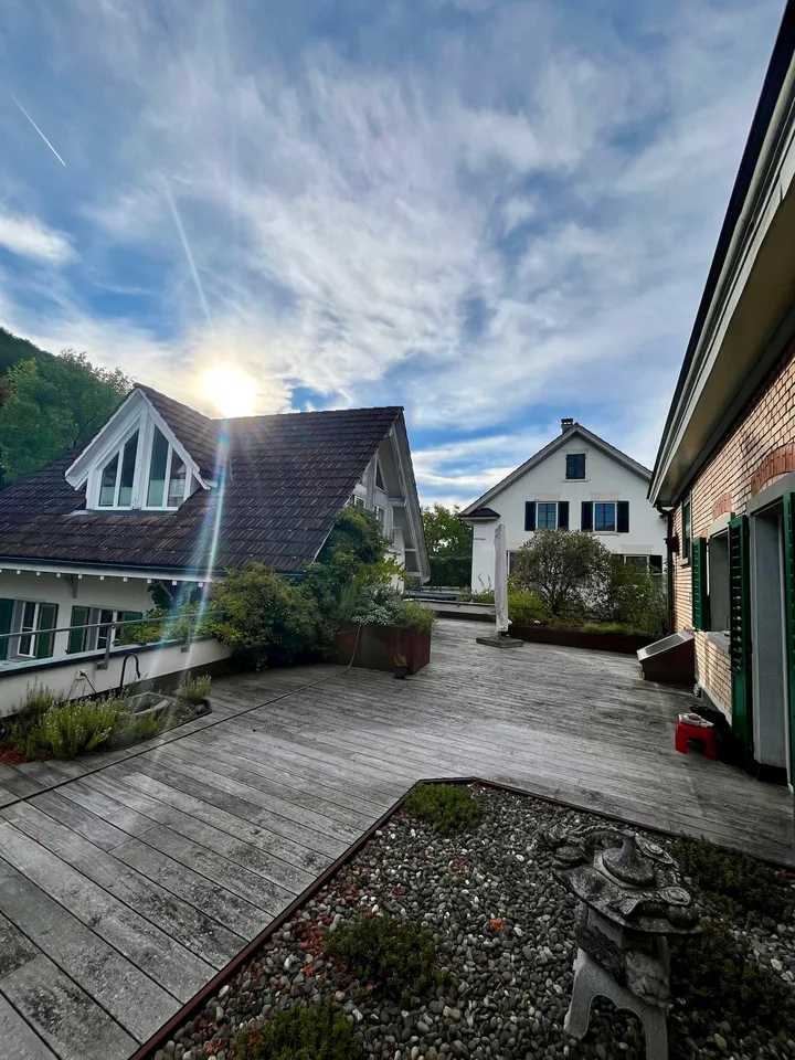 8.5-Zimmer-Maisonettewohnung mit Altbaucharme, grosser Terrasse und Garten in Hausen am Albis