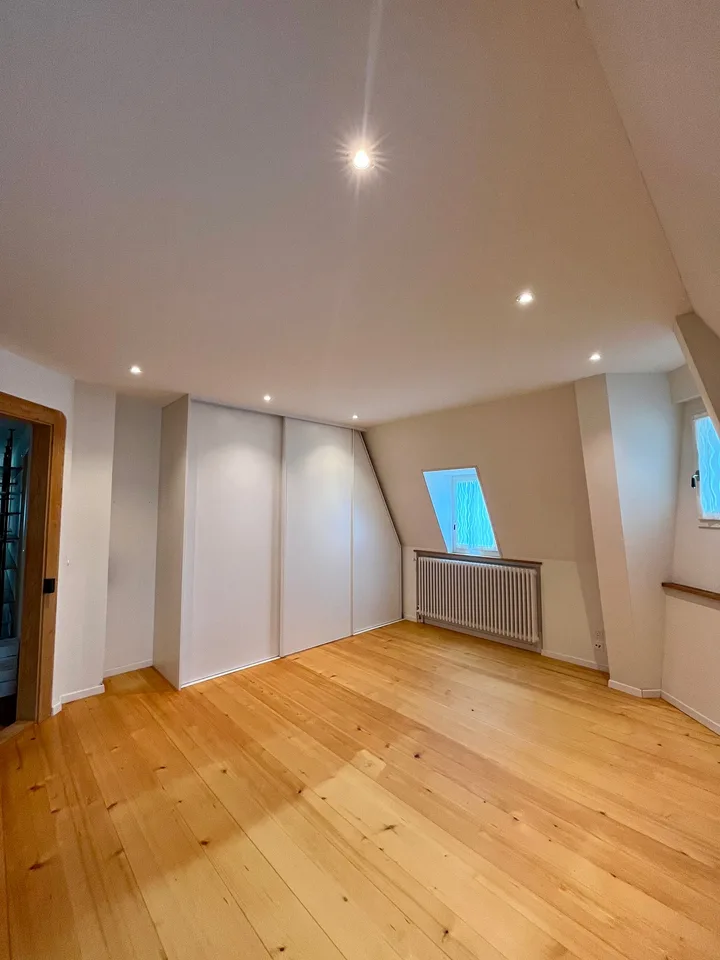 8.5-Zimmer-Maisonettewohnung mit Altbaucharme, grosser Terrasse und Garten in Hausen am Albis