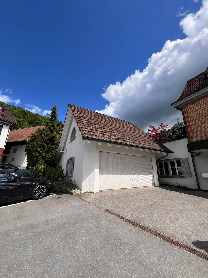 8.5-Zimmer-Maisonettewohnung mit Altbaucharme, grosser Terrasse und Garten in Hausen am Albis