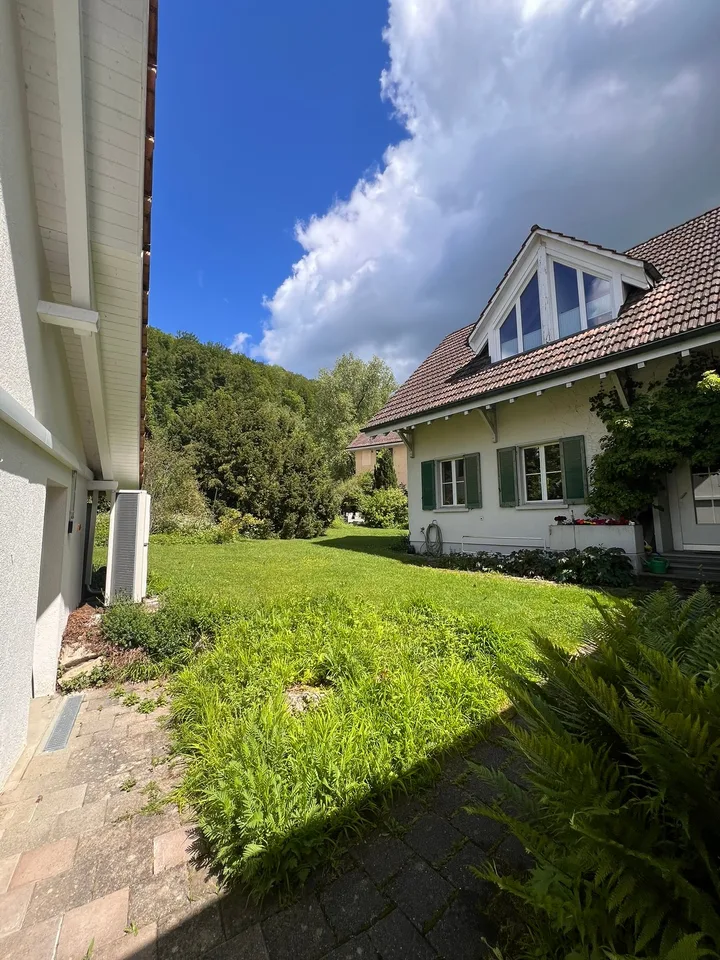8.5-Zimmer-Maisonettewohnung mit Altbaucharme, grosser Terrasse und Garten in Hausen am Albis