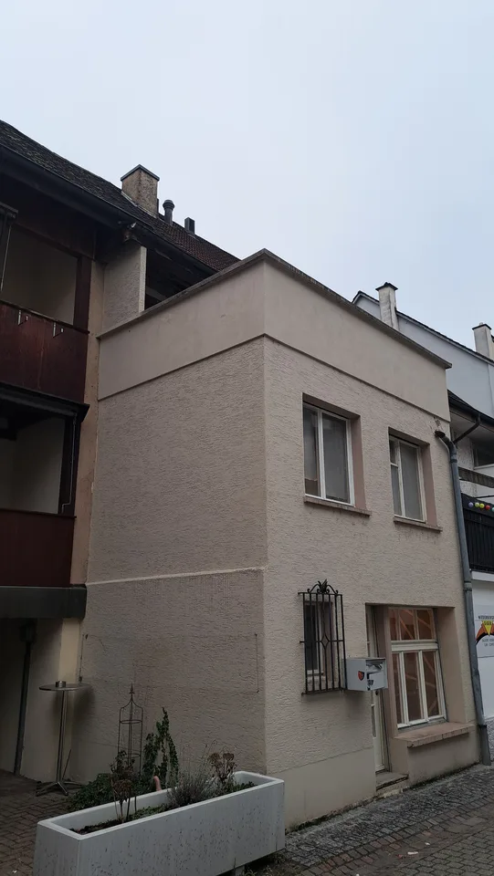 Renovationsbedürftigtes Einfamilienhaus mit Laden an zentraler Lage – Foto 6 von 6