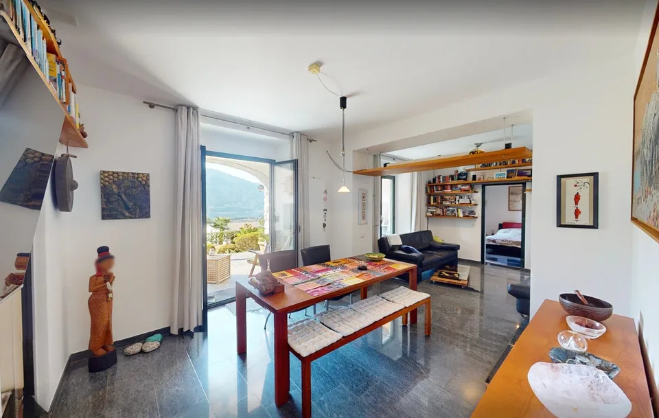 Besonderes Raumkonzept im Tessiner Haus mit Garten und Seesicht – Foto 3 von 12