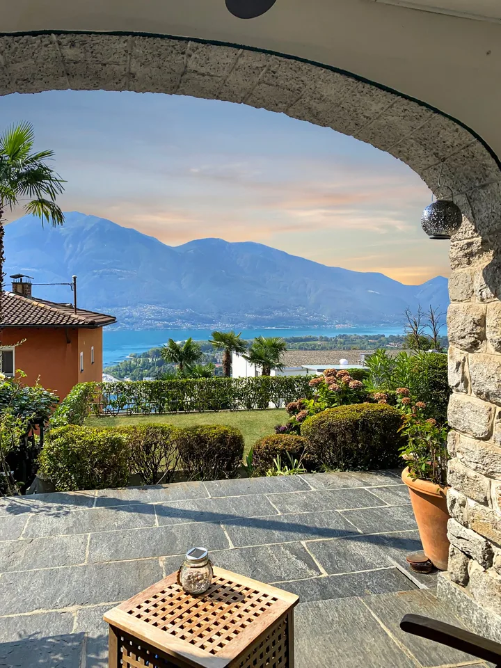 Besonderes Raumkonzept im Tessiner Haus mit Garten und Seesicht – Foto 10 von 12
