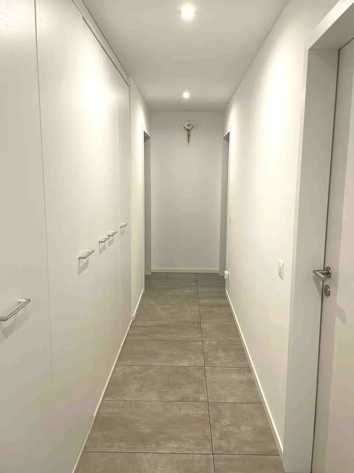 Geräumige Wohnung im obersten Stock – Foto 2 von 15