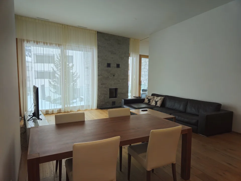Luxuriöse 3.5-Zimmerwohnung im Hochparterre der exklusiven Resident "The Mountain Suites"