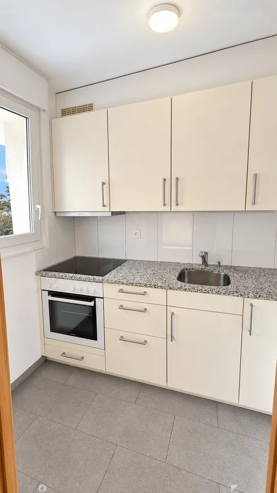 Appartement lumineux 2.5 pièces avec balcon au 5e étage – Biel/Bienne, disponible immédiatement