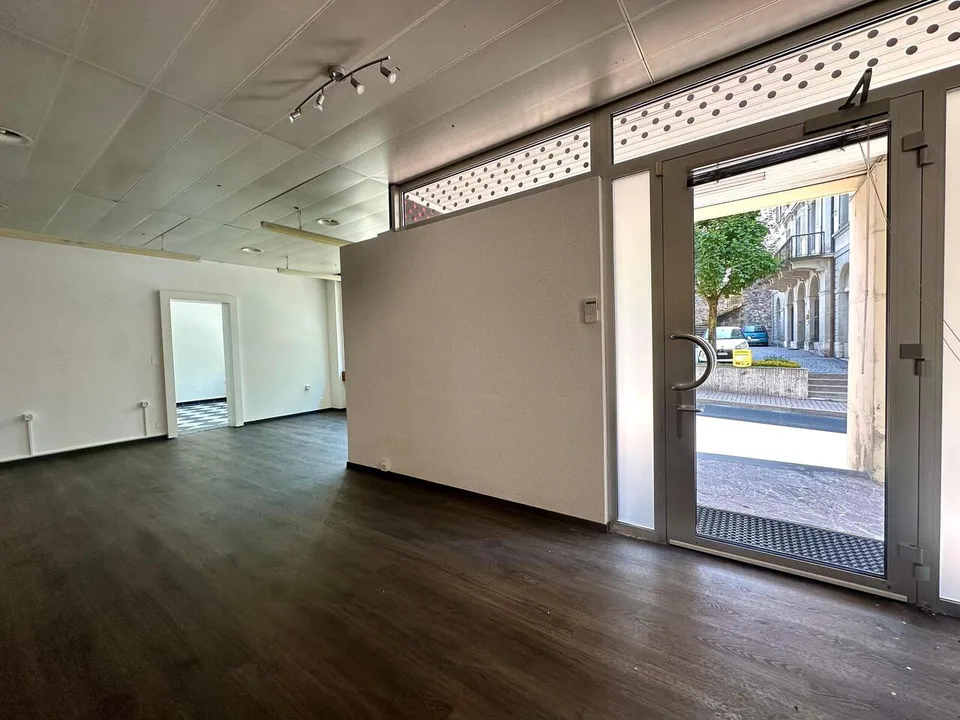 Zu vermieten - Gewerberaum mit Schaufenster und Anbauten | Ca. 130 m² – Foto 2 von 5