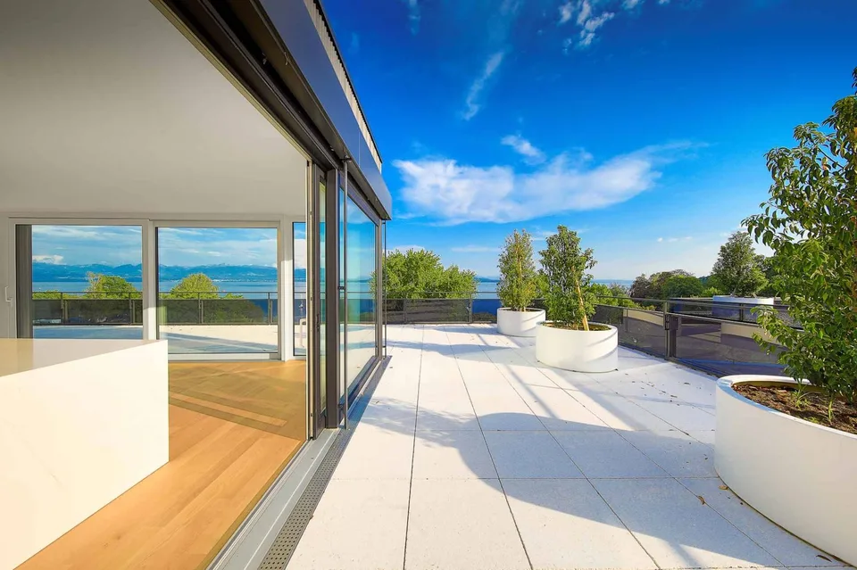 Einzigartig! 5.5-Zimmer-Dachgeschoss mit 180m2, das eine Dachterrasse von 168m2 mit Panoramablick auf den See und die Alpen bietet – Foto 8 von 13