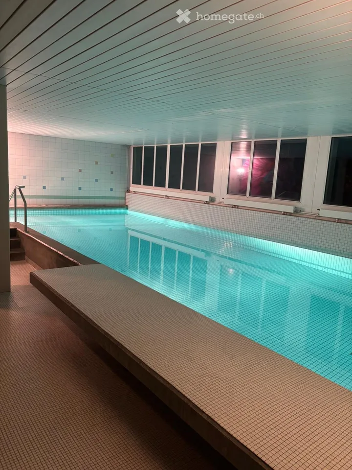 Appartamento attraente di 3.5 locali con terrazza, piscina coperta & garage a Gränichen