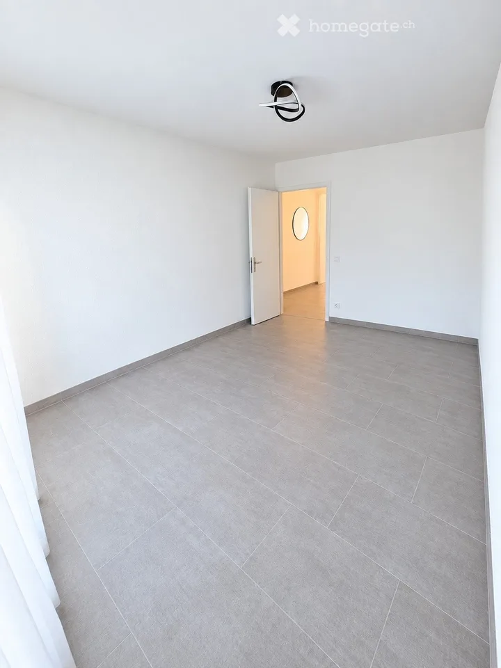 Appartamento attraente di 3.5 locali con terrazza, piscina coperta & garage a Gränichen