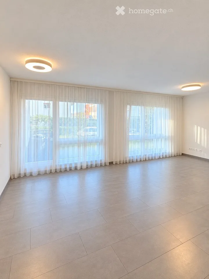 Appartamento attraente di 3.5 locali con terrazza, piscina coperta & garage a Gränichen