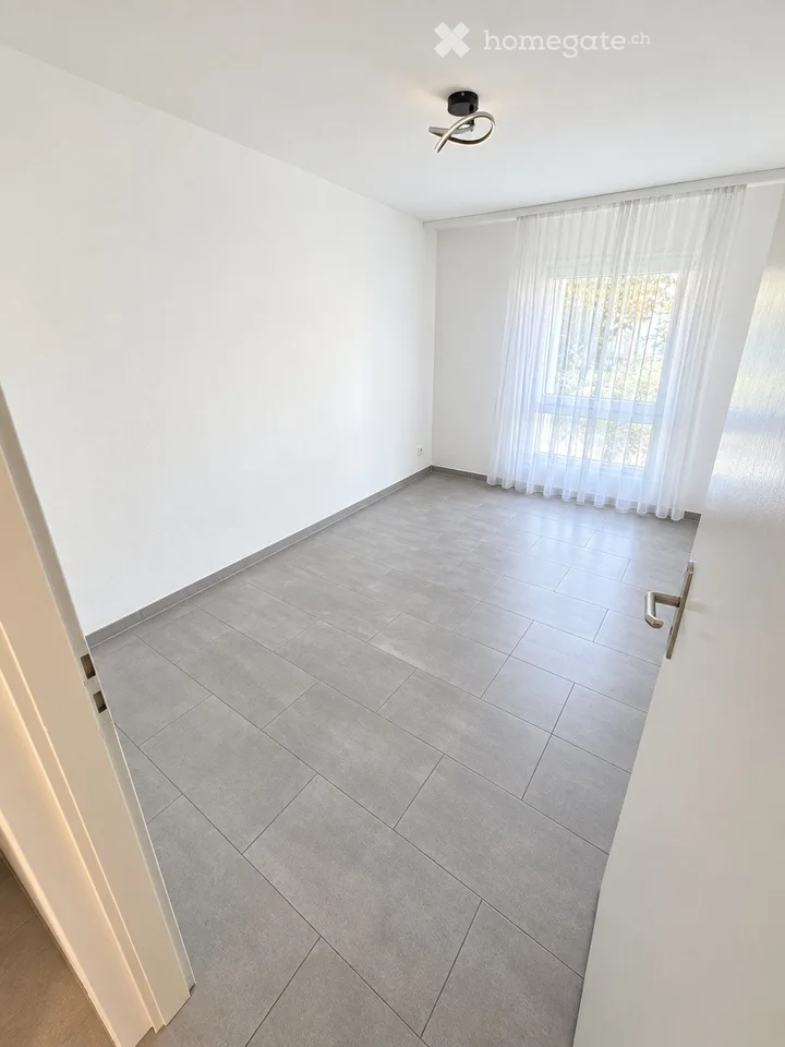 Appartamento attraente di 3.5 locali con terrazza, piscina coperta & garage a Gränichen