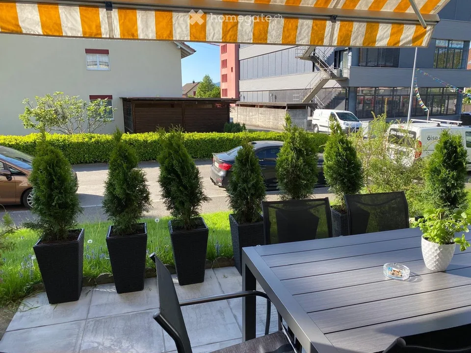 Appartamento attraente di 3.5 locali con terrazza, piscina coperta & garage a Gränichen