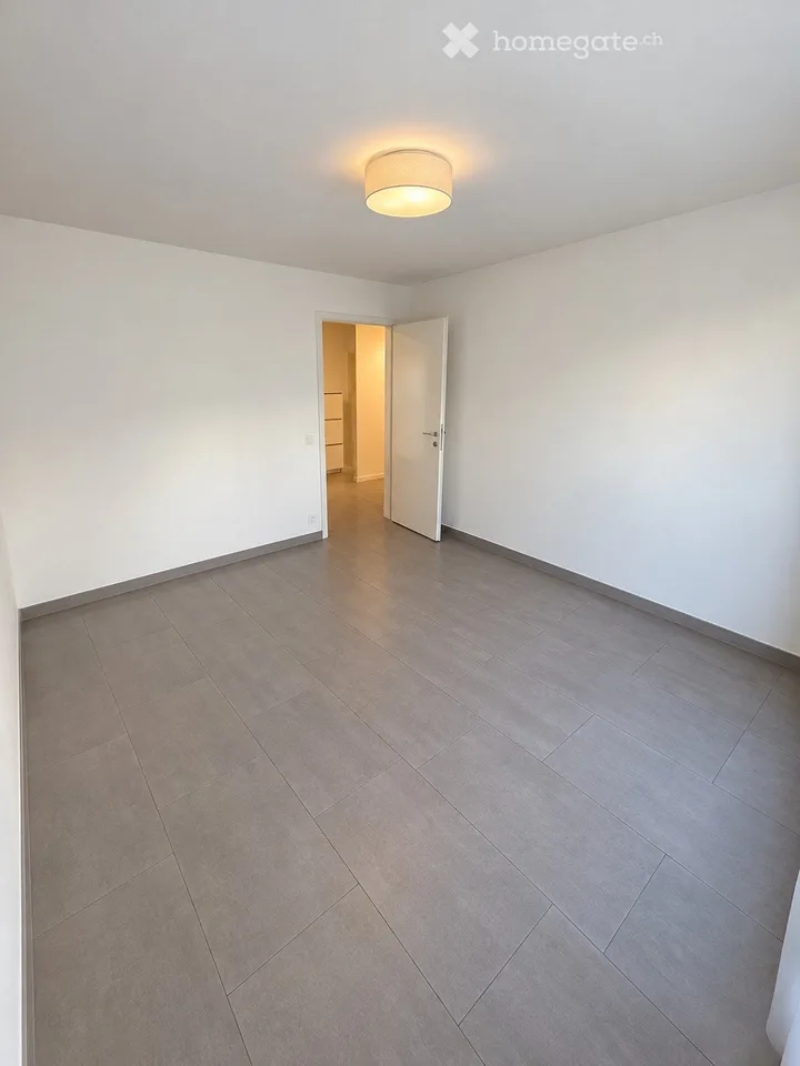 Appartamento attraente di 3.5 locali con terrazza, piscina coperta & garage a Gränichen