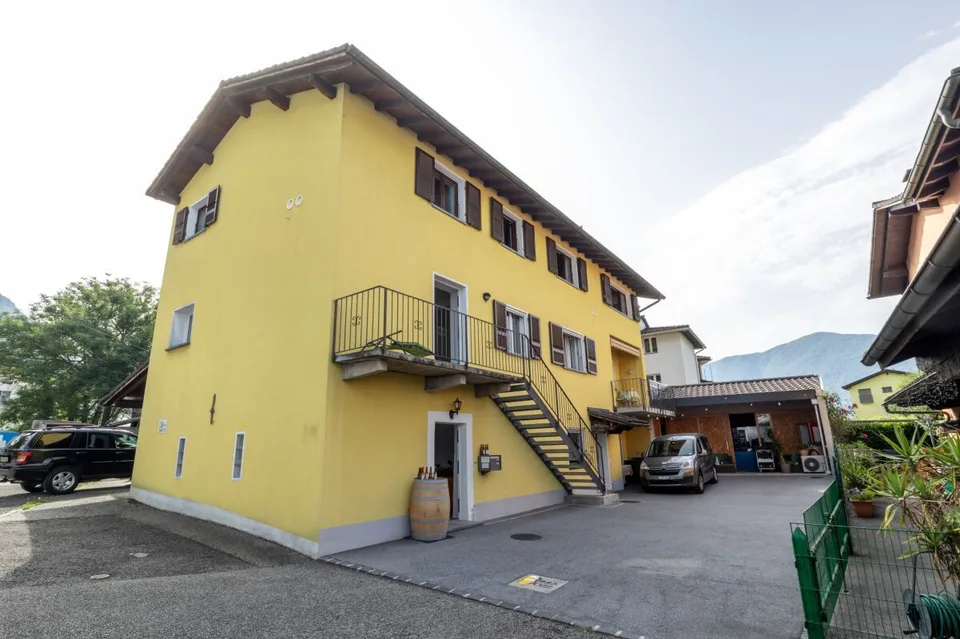 CUGNASCO - Mehrfamilienhaus mit großen Wohnflächen – Foto 2 von 13