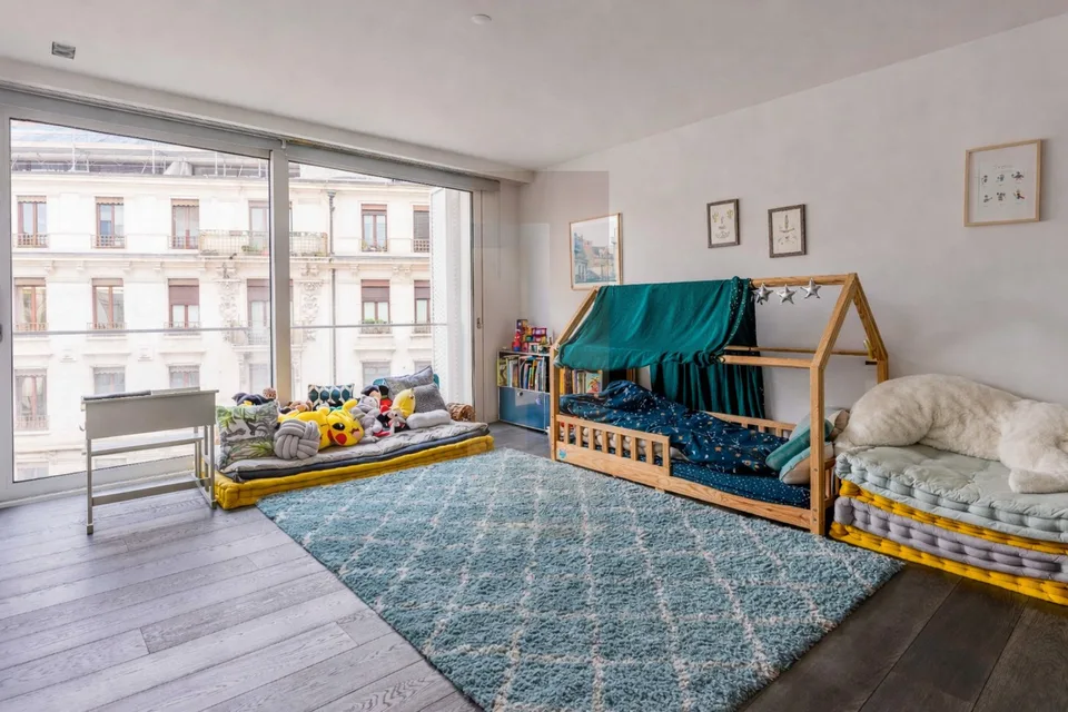 Élégant duplex contemporain avec double hauteur et services hôteliers – photo 17 sur 19