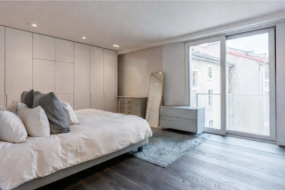 Élégant duplex contemporain avec double hauteur et services hôteliers – photo 15 sur 19