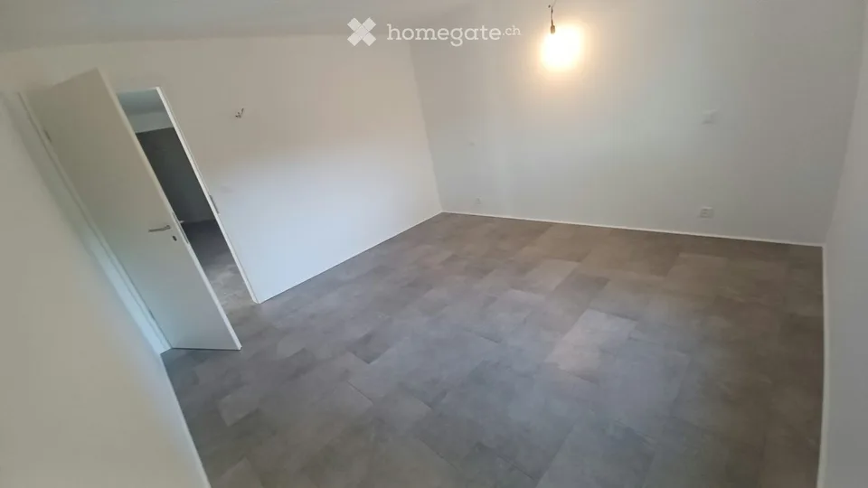Renovierte Wohnung mit Wintergarten und privatem Garten
