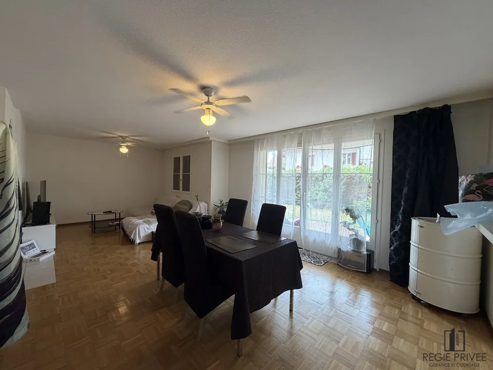 Bel appartement avec jardin et jacuzzi à Bottens