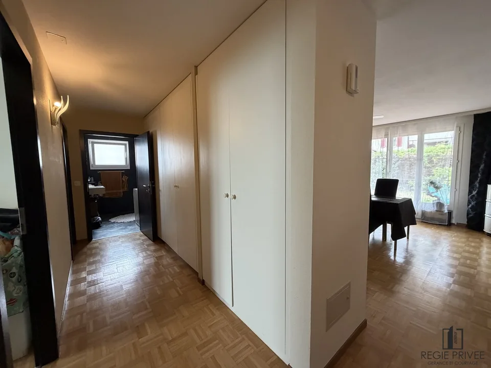 Bel appartement avec jardin et jacuzzi à Bottens