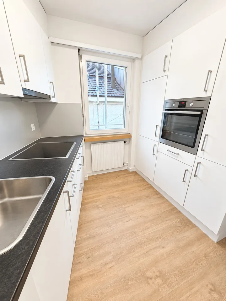 Appartement exclusif, rénové à neuf, 4,5 pièces avec studio, situé au centre de Sissach – photo 4 sur 13