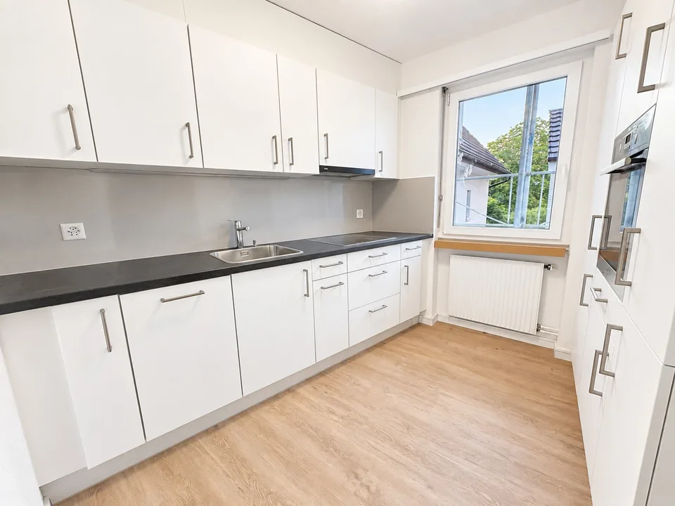 Appartement exclusif, rénové à neuf, 4,5 pièces avec studio, situé au centre de Sissach – photo 3 sur 13