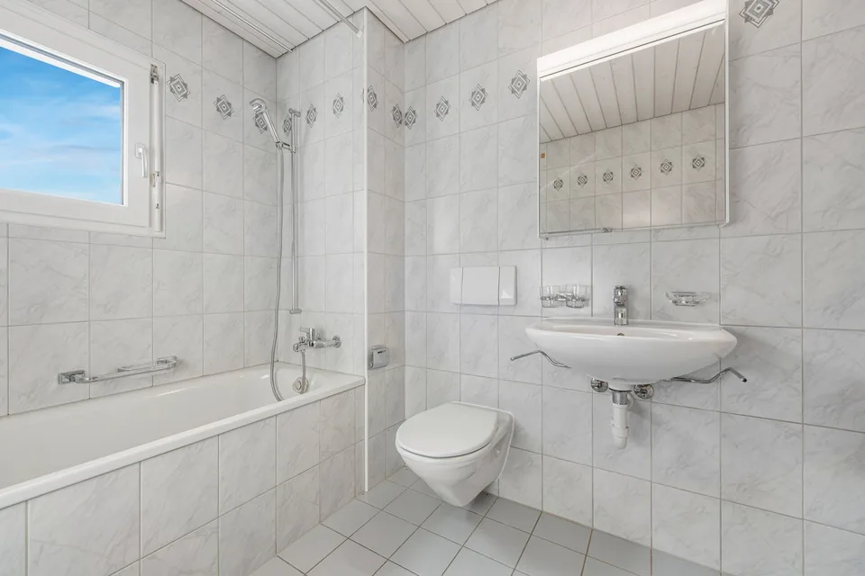 grosszügige und helle Wohnung – Foto 5 von 8
