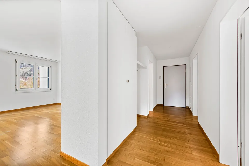 grosszügige und helle Wohnung – Foto 3 von 8