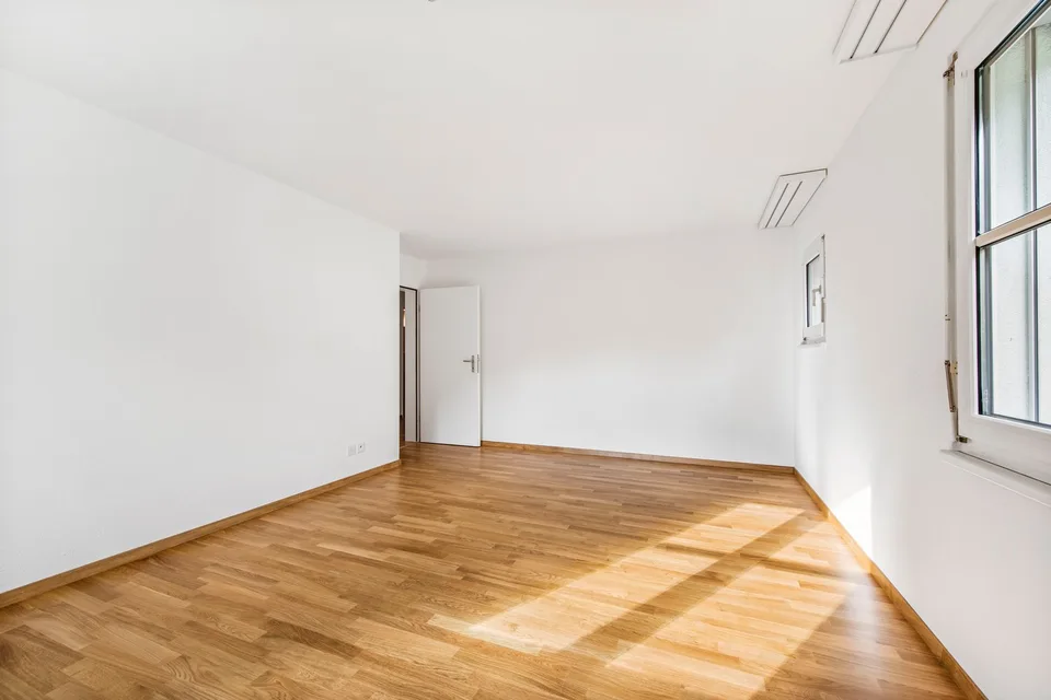 grosszügige und helle Wohnung – Foto 2 von 8