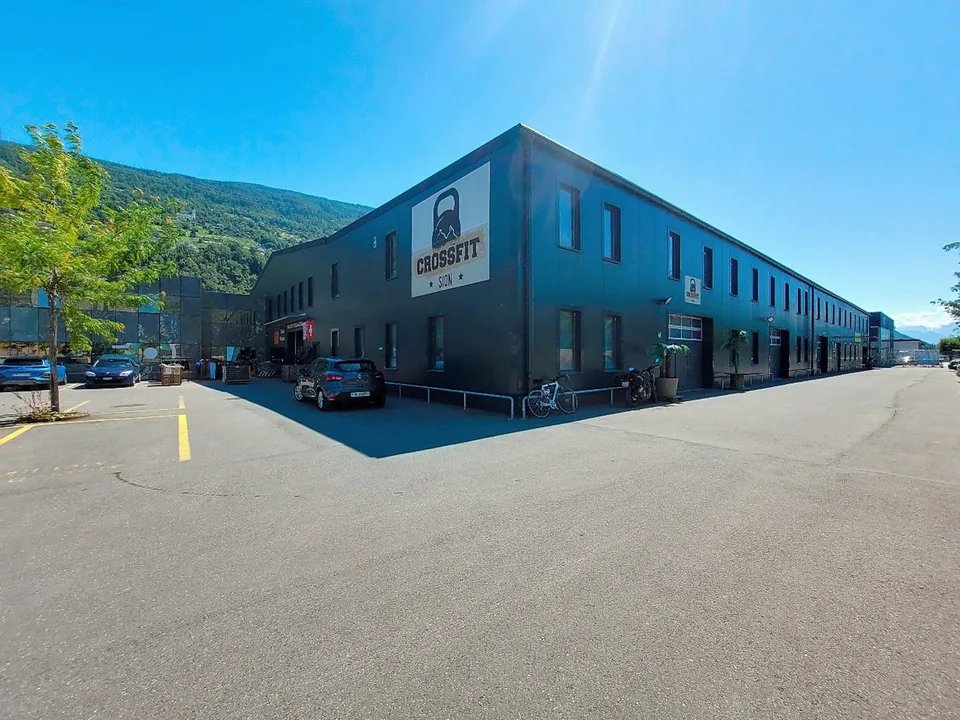 Sion, à louer 1 local de 355.50m2 au rez dans un bâtiment industriel entièrement rénové. – photo 2 sur 5