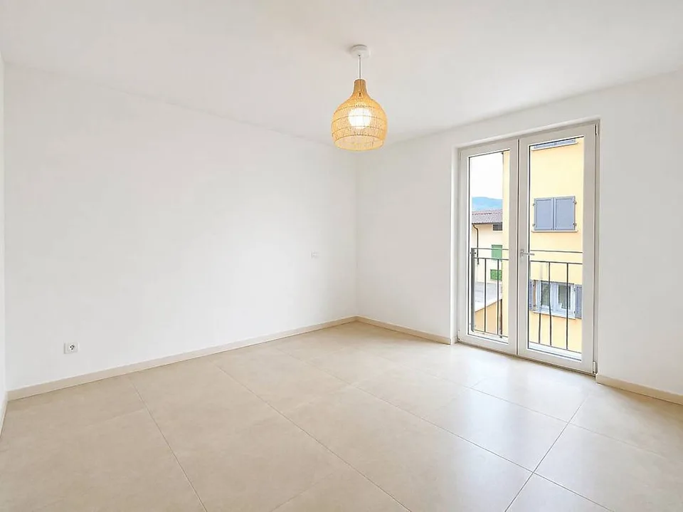 Appartement moderne 4.5 pièces semi-meublé à Novazzano