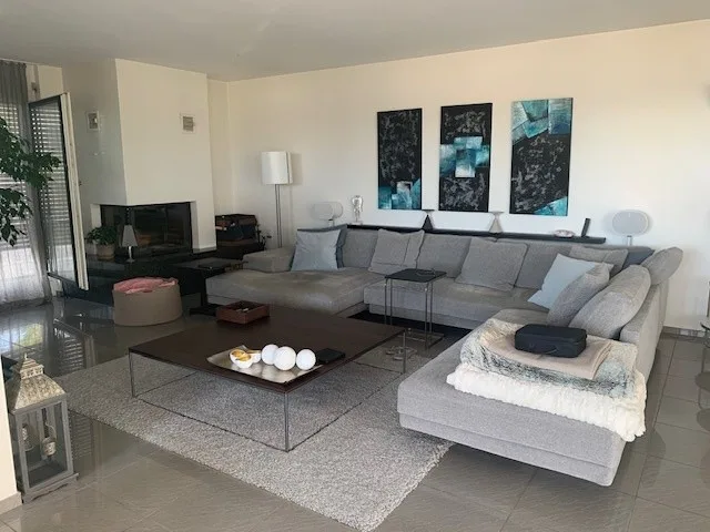 Grosszügige 5.5-Zimmer-Dachwohnung mit Panoramablick – Foto 5 von 8