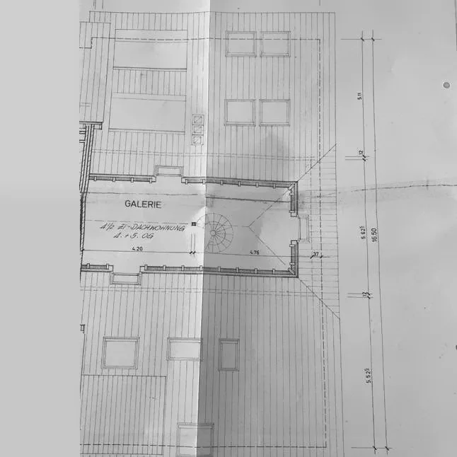 Renovierte 4.5-Zimmer-Dachwohnung mit Cheminée, Lift und Weitblick