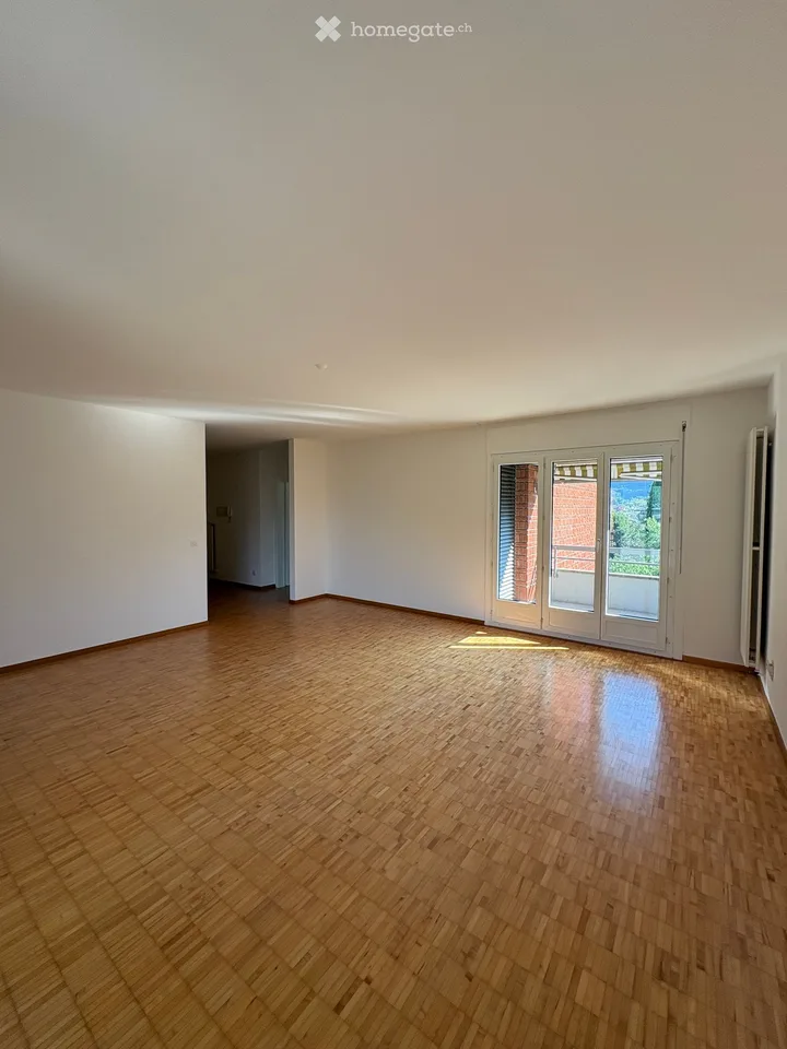 Appartement lumineux de 4,5 pièces à louer au troisième étage, d'une superficie de 110,72 m2